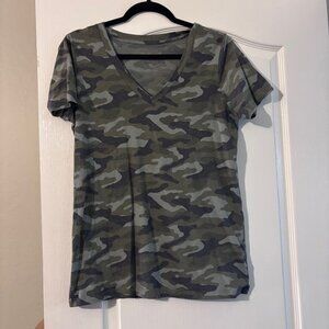 Womens Arizona Jean Co. Camo V-neck Shirt SZ M